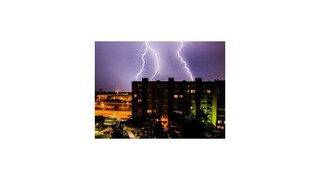 Hasiči odstraňujú škody po búrke v Bratislave, pília stromy a odčerpávajú vodu